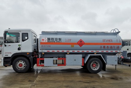 國六12噸東風(fēng)多利卡D9油罐車多方位圖片 國六12噸東風(fēng)多利卡D9油罐車多方位圖片