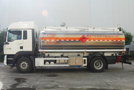 國(guó)六重汽豪沃15.8方鋁合金運(yùn)油車 國(guó)六重汽豪沃15.8方鋁合金運(yùn)油車